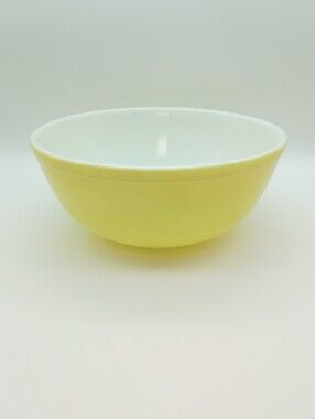 Pyrex 4-quart yellow mixing bowl